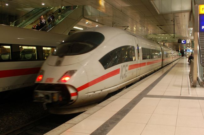 ドイツの新幹線列車ＩＣＥ８１７は、<br />フランクフルト空港駅に定刻１７：２７に着いた。名残りおしいが、また次回。