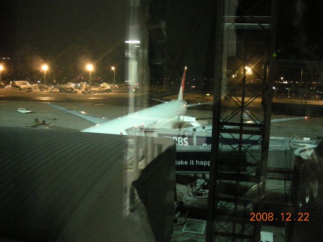 フランクフルト２０：２５発成田１５：５０到着予定のＪＡＬ４０８便。<br /><br />ラウンジでくつろぎ、アナウンスで搭乗口へ向かう。<br /><br />搭乗機を窓越しに眺めるのが好き。<br />長旅だけどよろしくね。