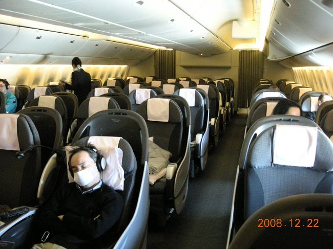 飛行時間は１０時間４０分。到着は少し早まり１５：３０の予定とのこと。<br />１分ほど滑走して離陸。さらば欧州。