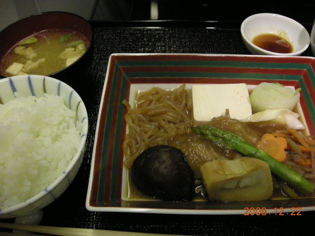 すき焼き。ご飯と食べるとおいしい。<br />このあとはデザートのケーキやチョコを頬張る。<br /><br />焼酎「尽空」を飲みながら「ゲロッパ」「仕事人」「釣りばか日誌」などコテコテ日本映画を鑑賞。<br />ゲロッパを見てウルウルしてしまう。なんだか恥ずかしい。