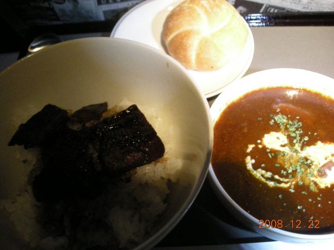 到着２時間前に、軽食をお願いした。<br /><br />鰻ご飯とアルポルト片岡シェフのビーフシチュー。<br />普通の味。