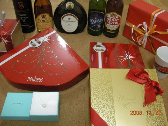 お土産を一堂に。Sprungli（スイス）とNeuhaus（ベルギー）あとどこかのチョコ。トカイワインとエゲルの赤ワイン（いずれもハンガリー）、ドイツワイン、ハンガリーで買ったビール、子供にあげた木製の汽車とドイツ国鉄のコップ、機内販売でかったネックレス。自分へのお土産は、なしでした。
