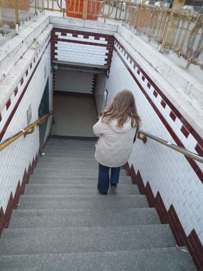 地下鉄駅への階段