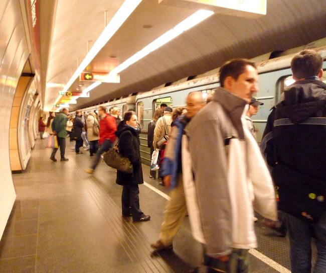 地下鉄駅ホーム