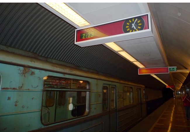 地下鉄車両と駅ホーム