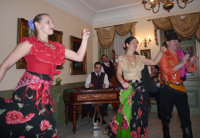 民族衣装で踊るグループ