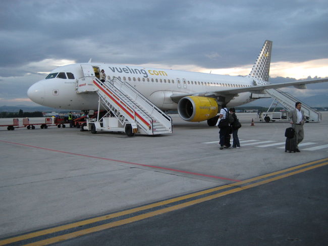 ９月２８日　ヴェリング航空　ＶＹ１６８便でバルセロナからグラナダへ移動した。<br />出発は早朝の６：４５発。アルハンブラ宮殿の予約を１１時に入れているためで、モーニングコール３：３０、ホテル出発４：４５というハードスケジュールになった。