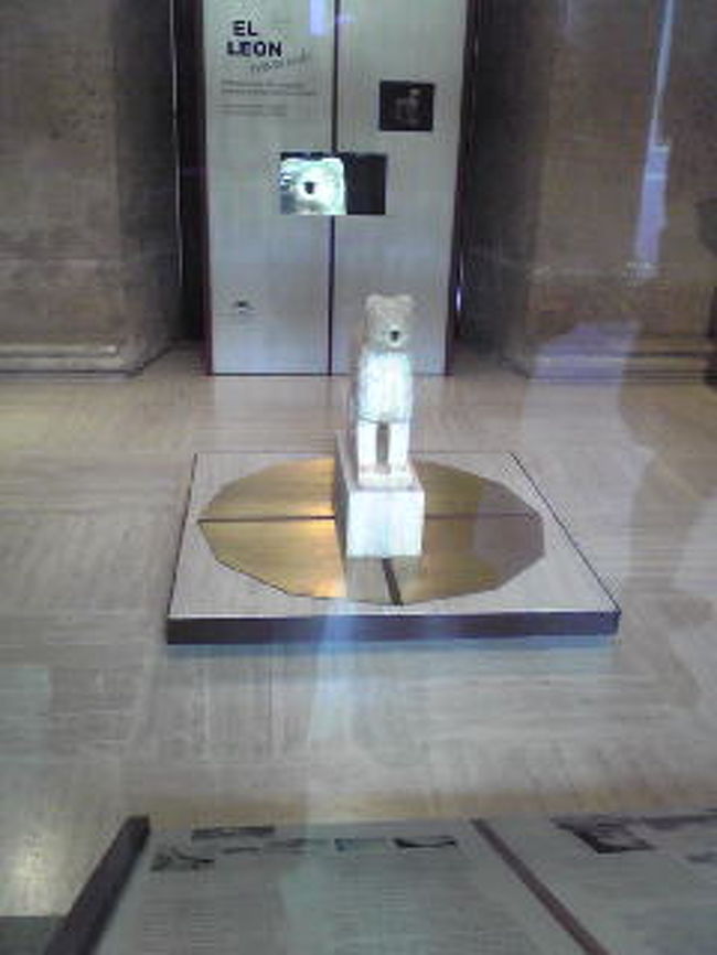 アルハンブラ宮殿内のライオンの中庭に獅子のパティオがあるが、現在改装中で、ライオンが別の場所に置かれていた。