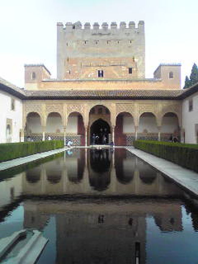 アルハンブラ宮殿には、予約時間である１１時ジャストに入場。<br />写真は、アルハンブラ宮殿の中心部にある有名なアラヤネスの中庭。