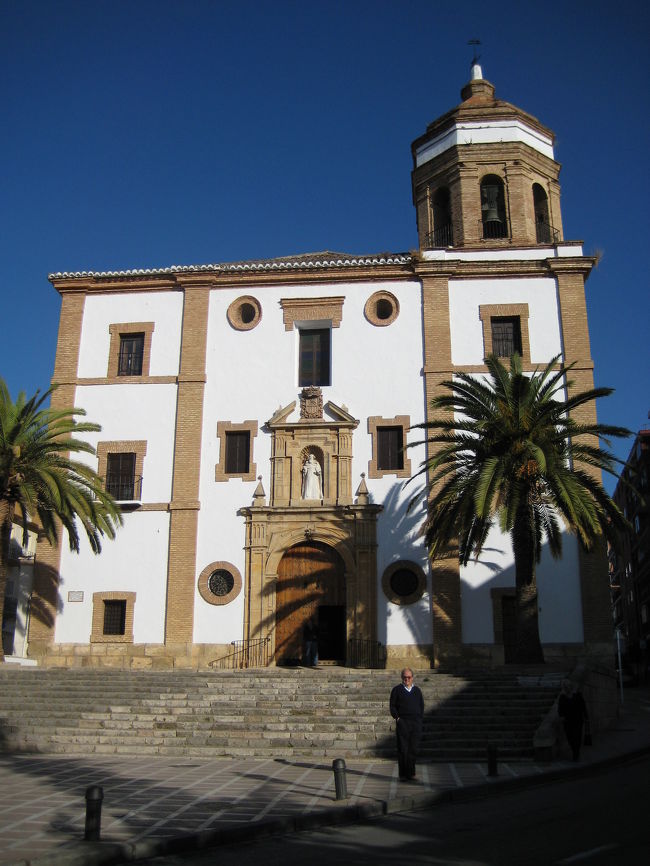 翌日（９月２９日）は８：３０にホテルを出発し、崖の町といわれるロンダへ。ミハスのような小さな村を<br />想像していたが、人口３万人強の町だった。<br />ちょうど同じ頃、クルージングの観光団のご一行が、ロンダに到着したので、小さい町は観光客で溢れた。<br />写真は、サンタ・マリア・ラ・マヨール教会。