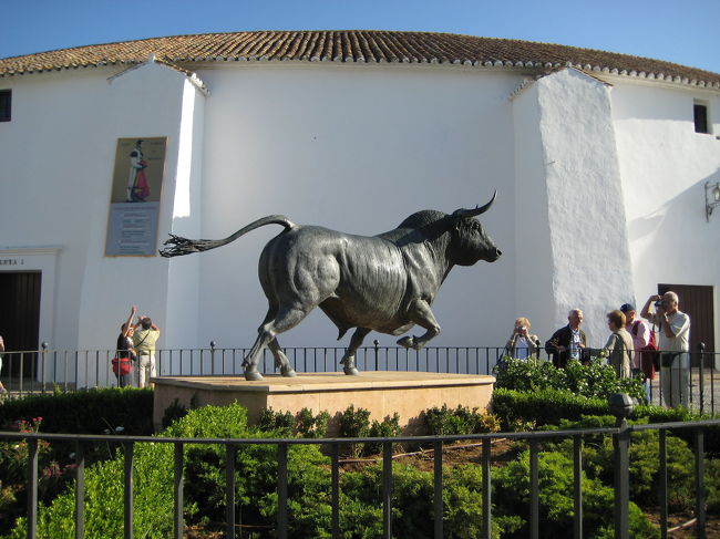 １７８５年の建てられたスペインでも最古といわれる闘牛場の一つ。ロンダは近代闘牛の発祥の地として知られる。<br />
