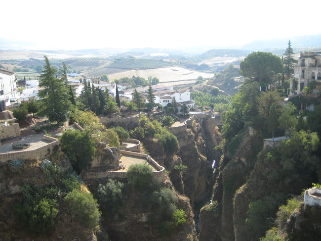 ヌエボ橋からの景色。この橋は１８世紀に完成した石橋。イスラム時代に造られたビエホ橋（旧橋）が下の方に見える。新市街と旧市街は橋によってつながれている。<br />