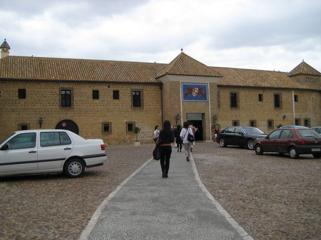 カルモナでは期待のパラドール（写真）へ宿泊した。<br /><br />このパラドールは城を改築してホテルにしたもので、ホテルに入る道は狭く、バスは何回か切り返しながらホテルに入った。