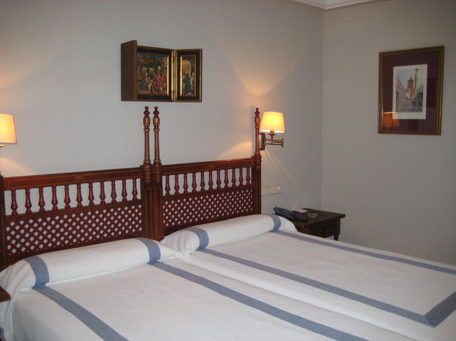 ベッドは広くて堅めで寝心地は良好。