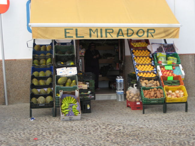 ホテルのそばに小さな八百屋さんがあった。