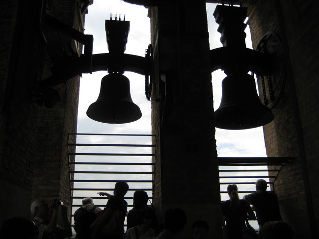 ヒラルダの塔の屋上にある鐘。