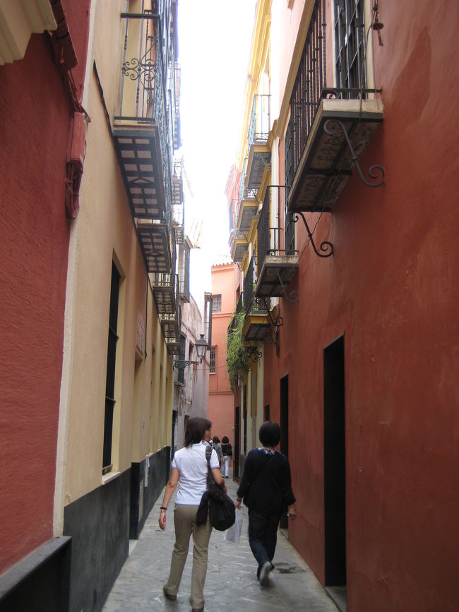 サンタクルス街（ユダヤ人居住区）。路は狭く入り組んでおり、迷路のよう。