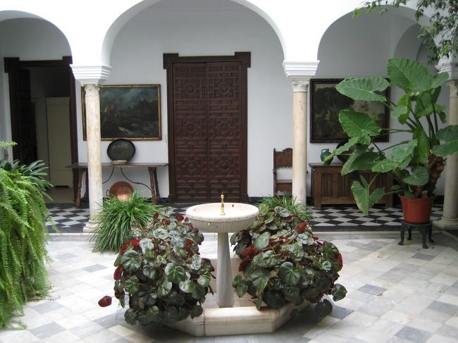 サンタクルス街の住宅の中庭。（パティオ）