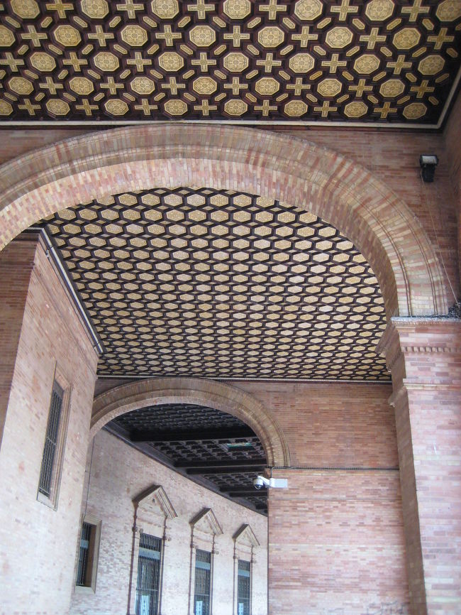 建物の天井はイスラムのアラベスク模様になっている。