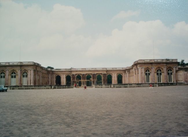 １６６２年、ルイ１４世が宮廷として建設した。<br />マリー・アントワネットも王妃としてこの宮殿で過ごした。<br />門から宮廷までは石畳みだが、デコボコが多く歩きにくかった。