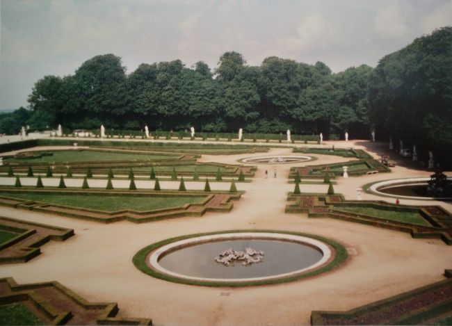 庭園はまだまだ、先の方まで続いている。