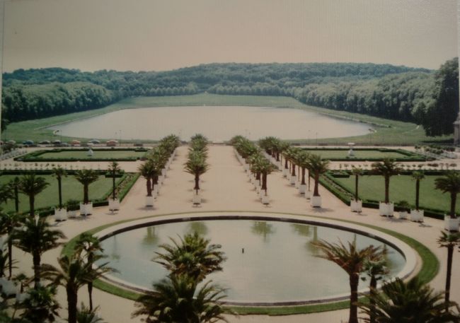 庭園はものすごく広く、宮殿から２ｋｍくらい先まで続いている。