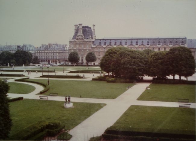 パリ市内にあるルーブル美術館。<br />１２世紀後半に城塞として建てられた。<br />こちらも建物としてはとても大きく、東西約１０００ｍの長さがある。<br />