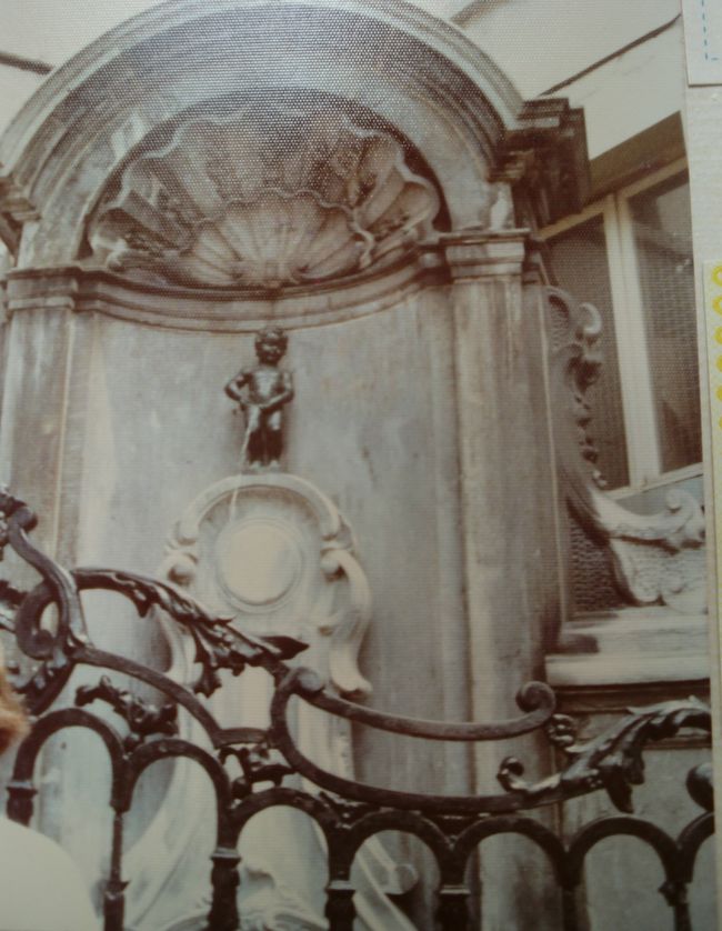 ブリュッセルは小さな街だが、小便小僧の彫刻も小さかった。