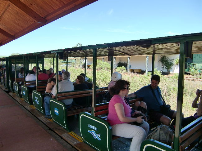 イグアス付近は国立公園になっています。<br />実際のイグアスの滝まではこんなトロッコ電車に乗って<br />いきます。