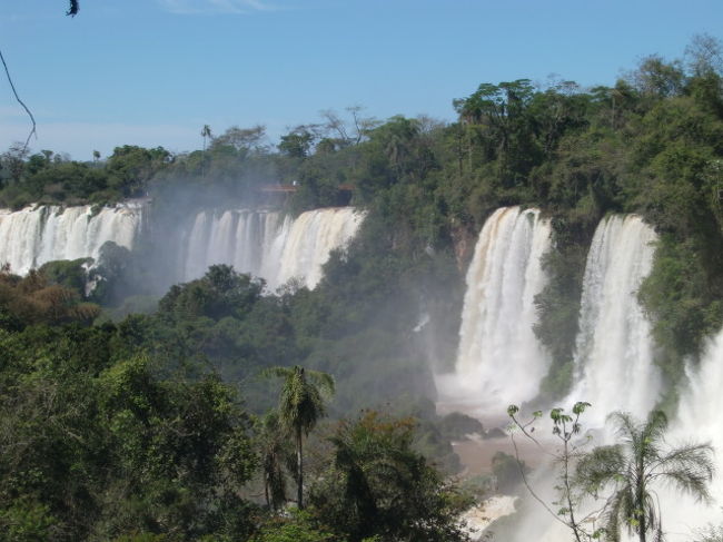 トロッコ電車を降りて、歩いていくと。。<br />遠くから「ごぉーーっ」という轟音が聞こえます。