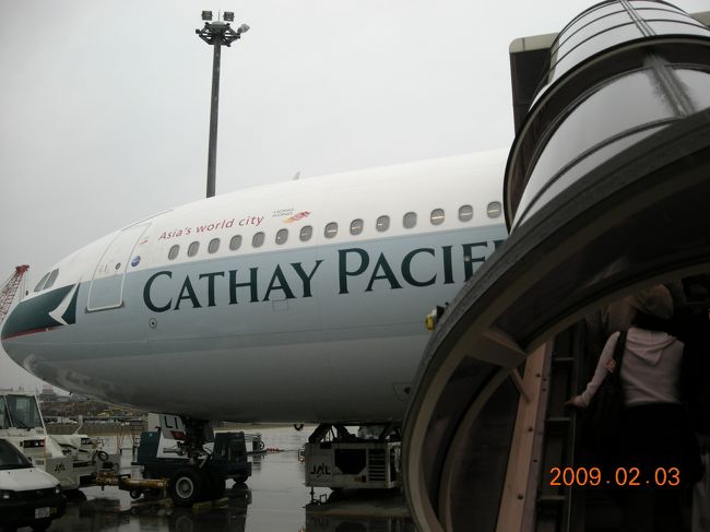 福岡空港１０：２５発のキャセイ機は台北を経由する。<br /><br />タラップを登るのは、天にも昇るいい気分。