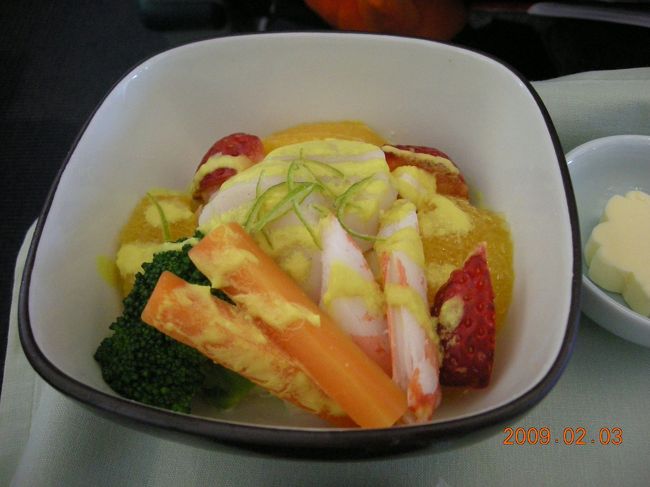 前菜はカニ肉とホタテ入りリンゴサラダ。味は…。