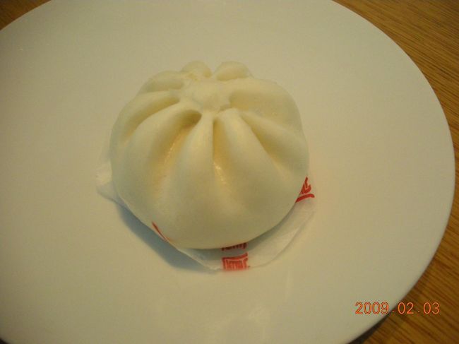 離陸して１時間半。現地時間の１３：０２に台北に到着。<br />１時間のトランジットです。<br />ラウンジに寄って、豚饅を頬張る。ちっちゃいし熱くないので一口でぱくり。