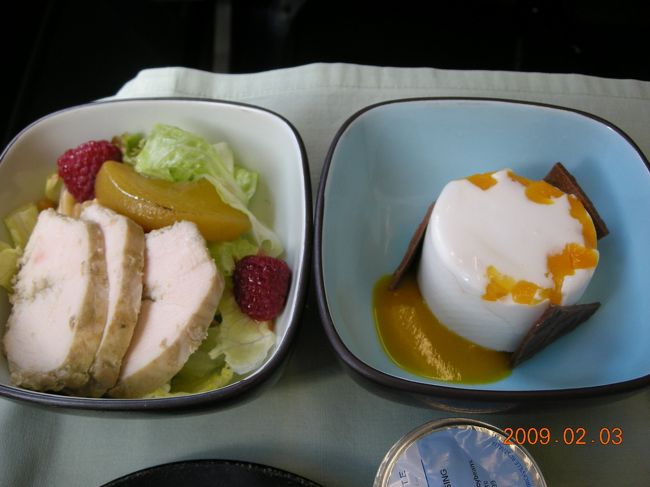 １時間後の１３：００ごろ出発。<br />また機内食が出てきます。<br /><br />日本語のメニューはなくなった。<br />スターターは鶏と桃のサラダ。右はマンゴームース。