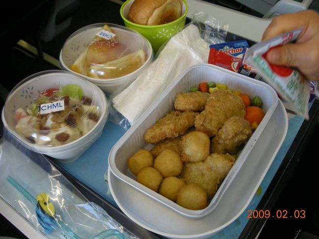 なんと子供にも２度目の機内食が！<br />しかも食べてるし！