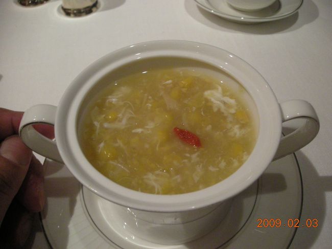 機内ブロイラー状態で香港到着。<br />脳みそがフォアグラ状態になっていたので、座席に携帯を置き忘れたまま機外に出てしまった。気づいてゲートで待ってると、スチュワーデスさんが持ってきてくれました。ああ、恥ずかしい。<br /><br />フォーシーズンズにチェックインし、ホテル内のレストラン龍景記に。<br /><br />この夕食、はっきり言って、疲れまくり…。<br /><br />上の写真はコーンスープ。これを飲ませて子供を黙らせようと思ったが、甘かった