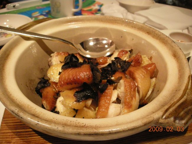 この店名物の「龍景脆皮雞」（クリスピーチキン）<br />ハーフサイズ（半羽）を頼んでいたのですが、結構な量。<br />トリュフがふんだんに使われています。<br />鶏の旨みが凝縮されています。皮が甘くて美味。<br /><br />子供が激しく食べる。食べまくる。