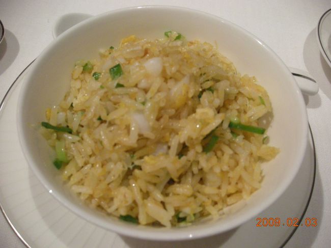 美味チャーハン。<br /><br />子供が歩き回ろうとする。<br />それを押しとどめる俺と嫁。<br /><br />このあと、お店サービスの中国菓子をいただきました。