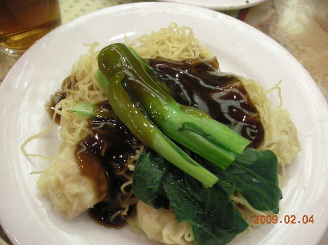 青菜も麺も旨い。ワンタンも海老や肉がしっかりと詰まっていて、お見事。