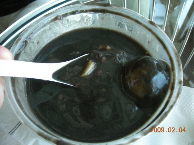 昼寝のためにホテルに帰る。<br />満記甜品でテイクアウトのゴマ団子を買った。<br /><br />……選択ミス。