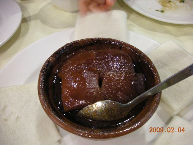 豚の角煮。肉も脂身もトロトロで、なんと旨いことよ。<br />中国風のパンに挟んで食べてもいいし、パンにタレを浸して食べるのも素晴らしい。<br /><br />この店が流行っているわけがわかった。