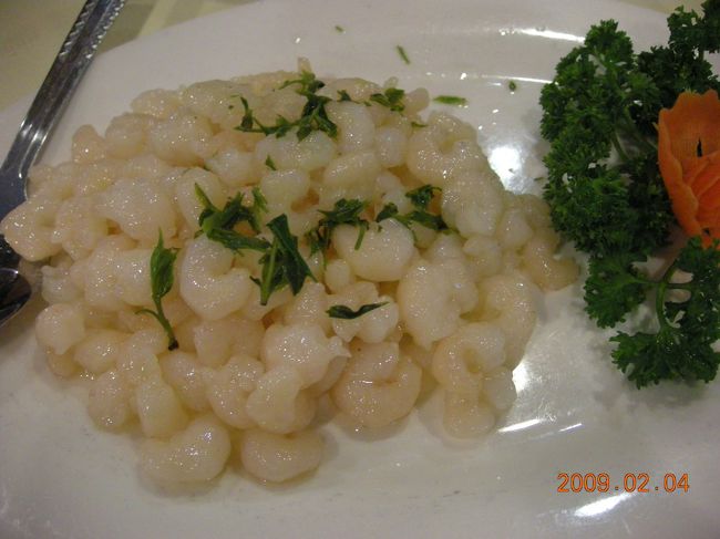 海老の炒めもの。小ぶりの海老がいい。適度な弾力があり、結構な味。<br /><br />子供が１匹づつ爪楊枝でさして食べている。時間もかせげるし、大人も子供も楽しめる、いい料理だ。