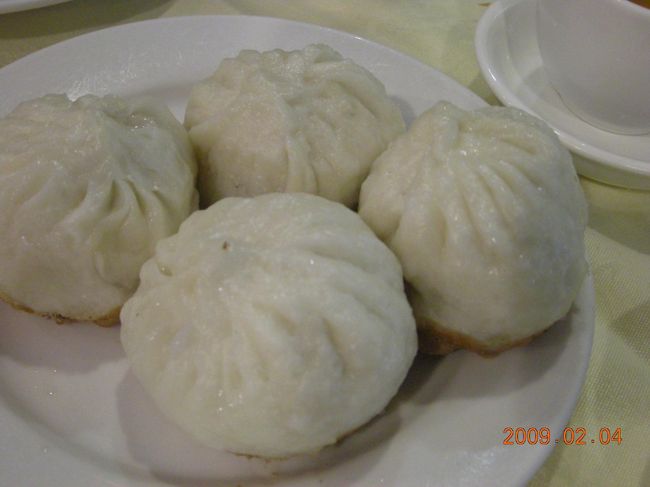 焼いた叉焼饅。嫁が気に入った一品。かぶりつくと熱々の餡と肉汁があふれ出てくる。<br />皮もおいしい。饅頭は中国にかなわないなと思う。