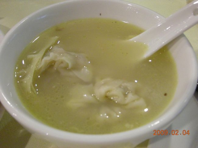 名前は忘れたが、鶏と金華ハムの入ったスープ。<br /><br /><br />しみじみおいしかった。<br /><br />しみじみおいしかった。<br /><br />いくら繰り返しても、この時の感情は再現できない。<br /><br />わが味覚にどんぴしゃな味。<br /><br />このためだけに香港を再訪してもいいと思った。