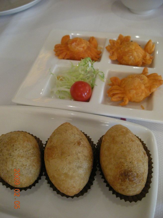 香港３日目。<br />昼食は創作飲茶で有名な、尖沙咀の「映月楼」。<br /><br />やはり見た目が勝負の店なんですね。