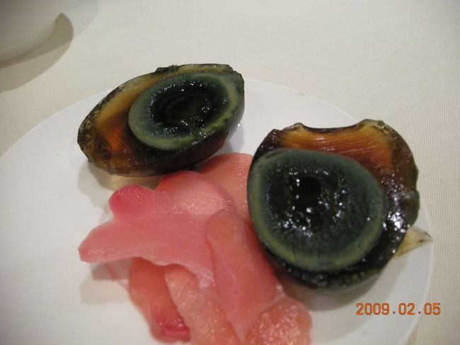 突き出しのピータンも生姜もいい。<br />ビールにあう。