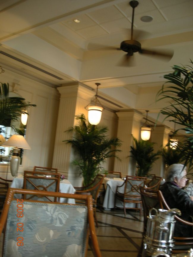 ３日目の朝食は、ホテルバイキング。<br /><br />天井が高くて気持ちがいい。<br />