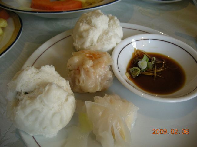 バイキングとなると、なんでこんなに食べてしまうのだろう。<br /><br />料理の並ぶテーブルに足繁く通う。嫁の冷たい目。<br />でも、もとをとりたいという貧乏性は抜け切れないのです。<br /><br />実際はこの数倍食べました。<br /><br />餡も美味しいが、包もすばらしい。