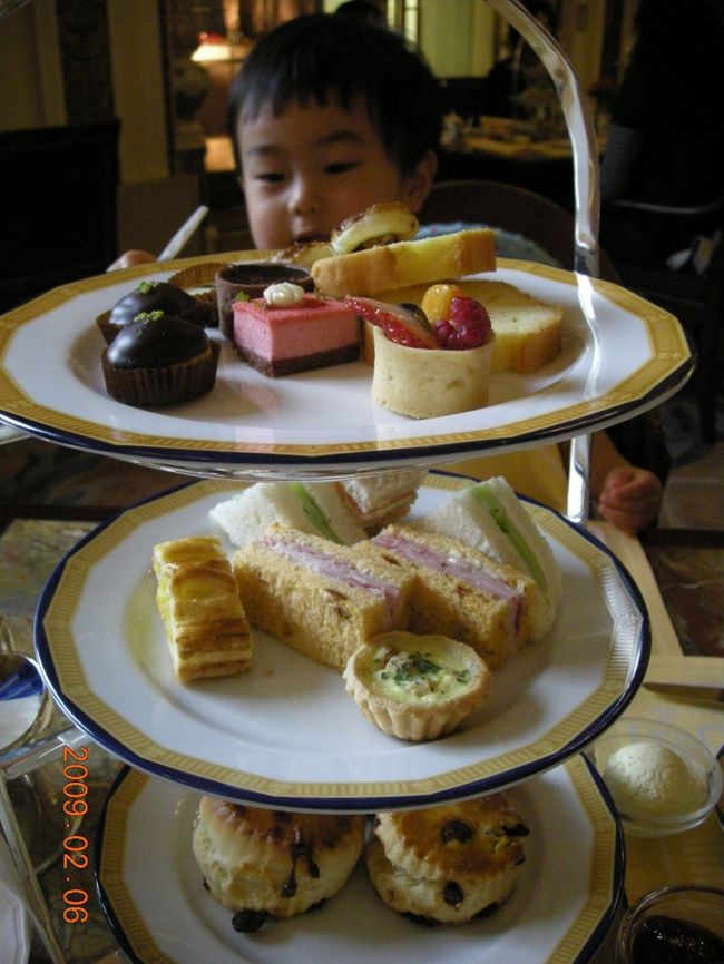 午前中はディズニーランドで楽しむ、昼過ぎに帰ってきたので、アフタヌーンティー。<br />俺はぜんぜん興味がないが、嫁が体験したいというので。