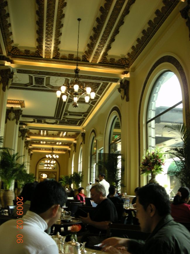 生の演奏を聴きながら、紅茶を飲みながら、ちょこっとずつつまむ。<br /><br />ビールならもっとうれしいのだが。